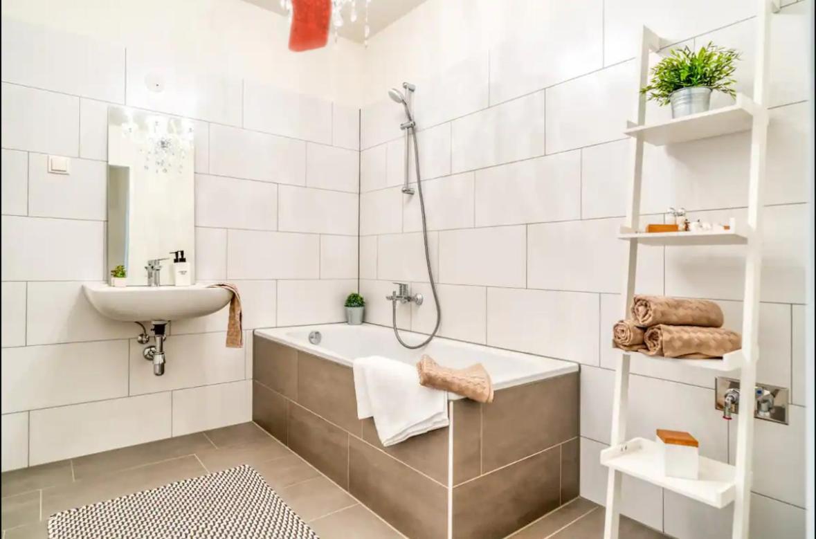 Modern Apartment With Balcony & Free Parking - Nearby Metro 비엔나 외부 사진